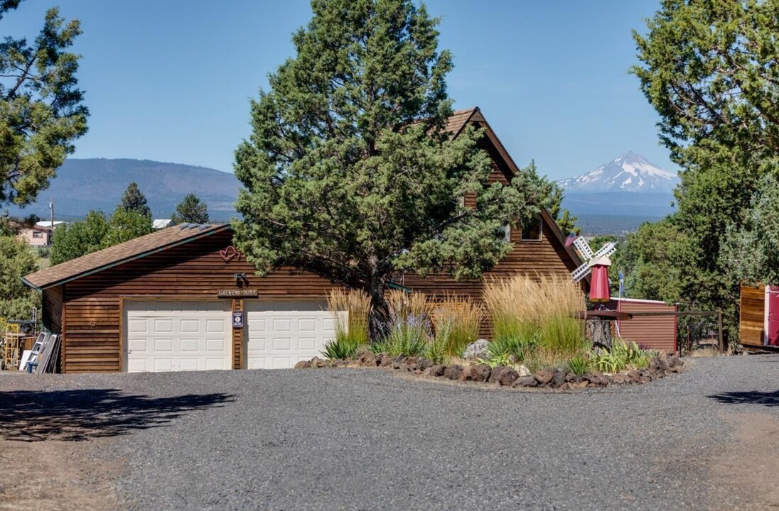 10911 SW Shad Rd in Terrebonne, OR - Building Photo