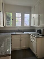 330 N Palm Dr, Unit 330 in Beverly Hills, CA - Building Photo