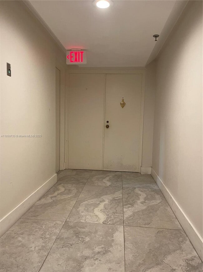 720 Coral Wy in Coral Gables, FL - Foto de edificio - Building Photo