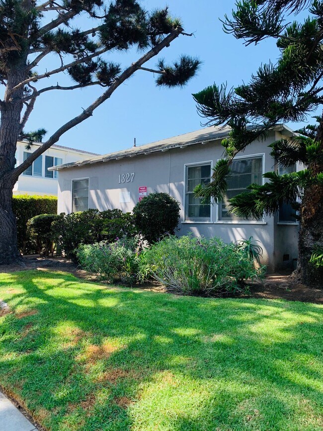 1327 Oak Street in Santa Monica, CA - Building Photo - Building Photo