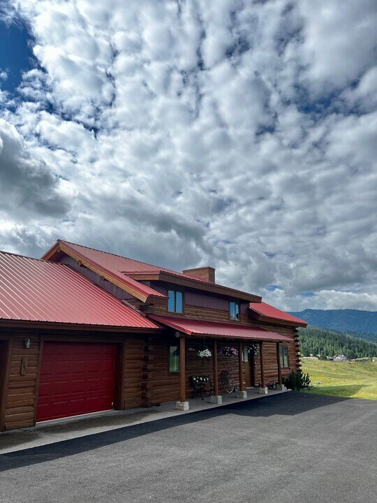 17601 Timberline Creek Dr in Bozeman, MT - Building Photo