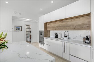 4925 Collins Ave in Miami, FL - Building Photo - Building Photo