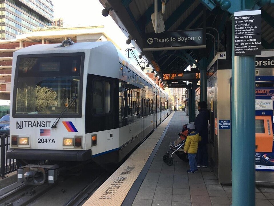 965 Avenue C in Bayonne, NJ - Building Photo