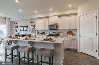1107 Meadowlark Dr in Fogelsville, PA - Foto de edificio - Building Photo