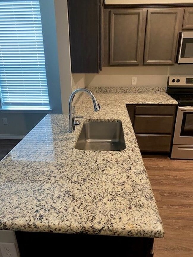 21 Elk Dr in Burleson, TX - Foto de edificio - Building Photo