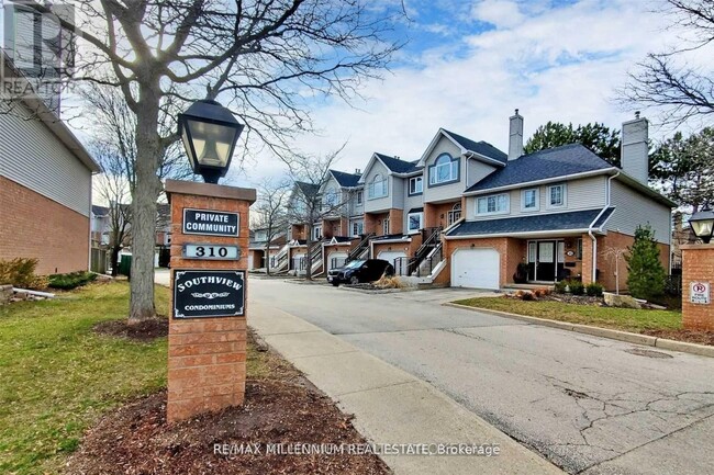 310-310 Christopher Dr in Cambridge, ON - Building Photo - Building Photo