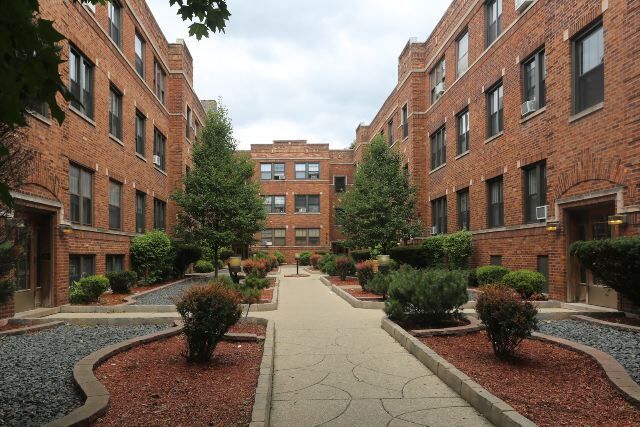 631.5 W Cornelia Ave in Chicago, IL - Building Photo