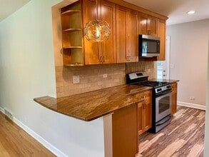 587 Wilshire Ave in Glen Ellyn, IL - Building Photo - Building Photo