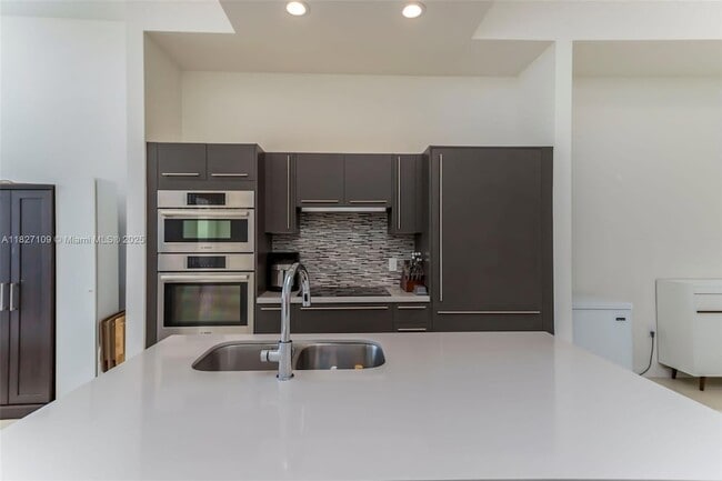 7825 NW 107th Ave, Unit 817 in Doral, FL - Building Photo - Building Photo