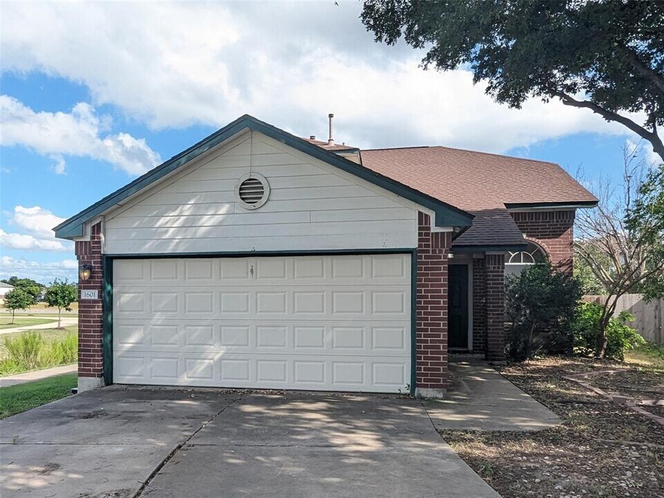 1601 Hueco Mountain Trail in Round Rock, TX - Building Photo
