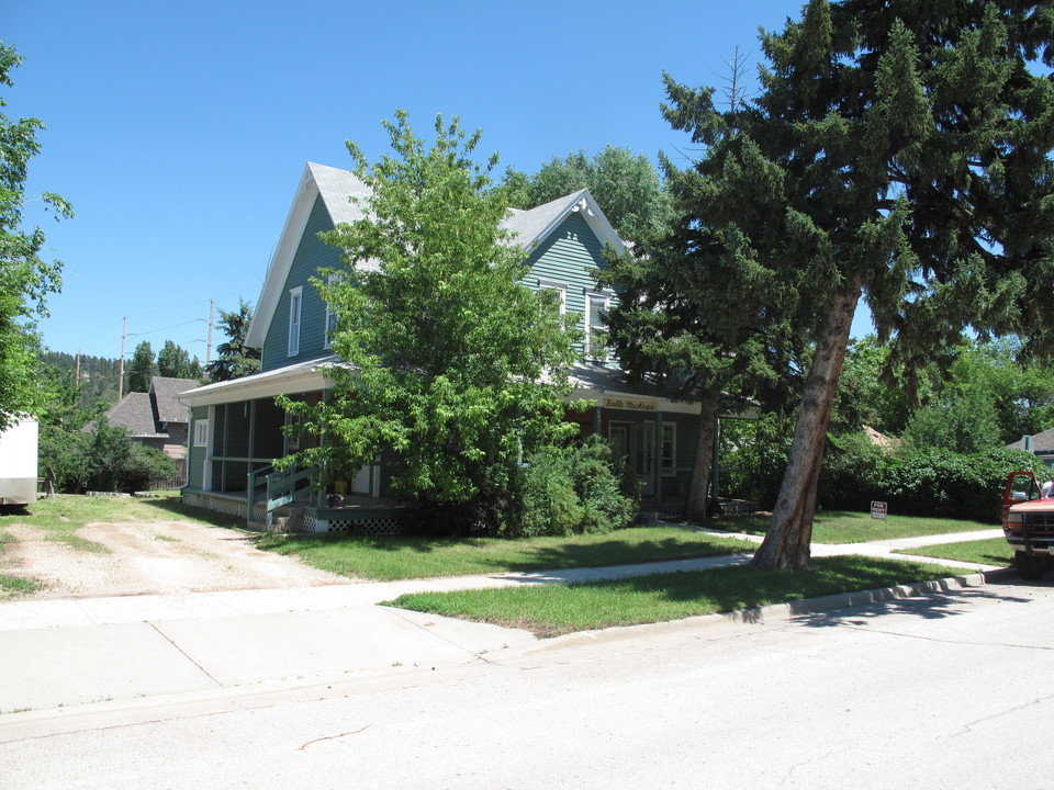 809 Douglas St in Sturgis, SD - Building Photo