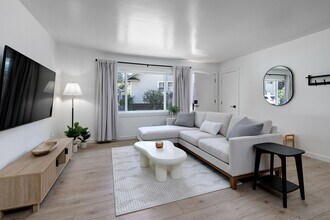 11380 SW Greenburg Rd-Unit -Apt 1 in Portland, OR - Building Photo - Building Photo