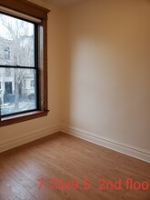 912 W Newport Ave, Unit 2 in Chicago, IL - Foto de edificio - Building Photo
