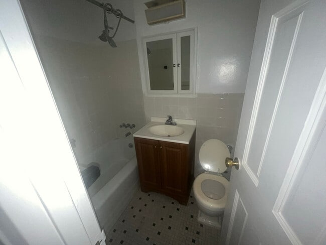 66-01 Burns St in Queens, NY - Building Photo - Building Photo