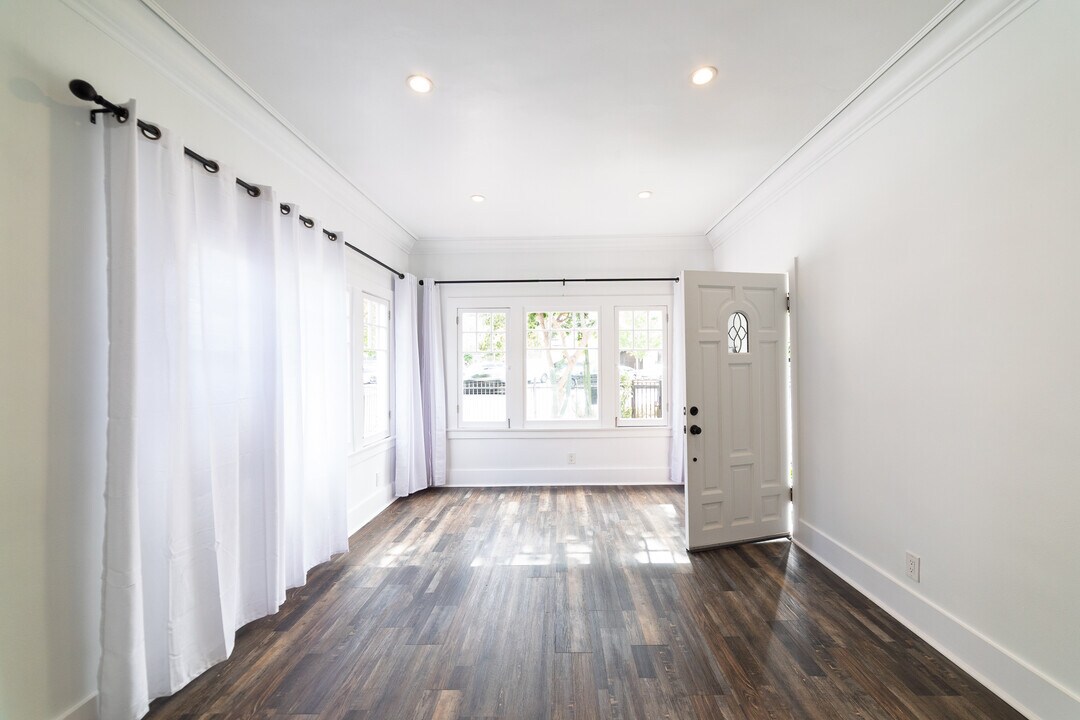 321 Heliotrope Dr in Los Angeles, CA - Building Photo