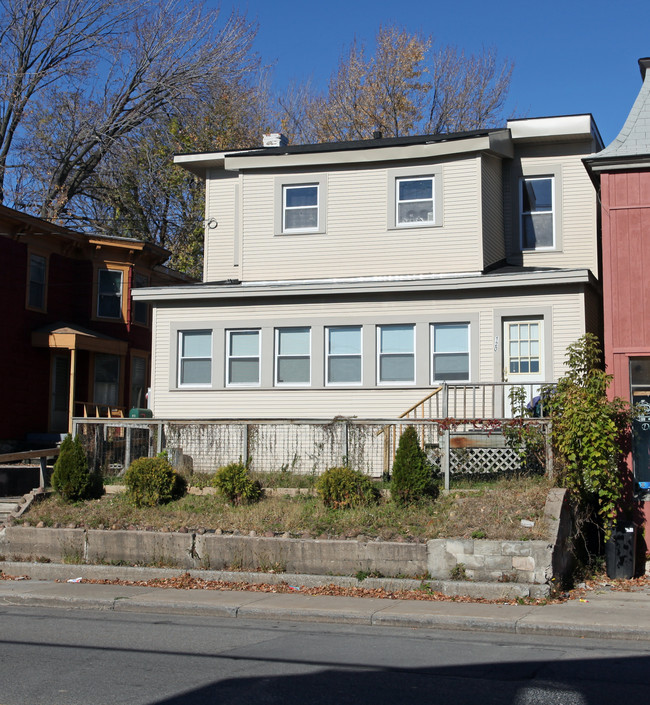 120 W Manlius St in East Syracuse, NY - Foto de edificio - Building Photo