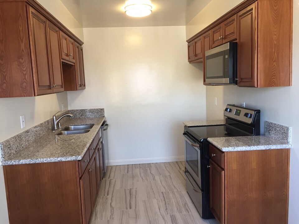 2308 Clark Ln, Unit 4 in Redondo Beach, CA - Building Photo