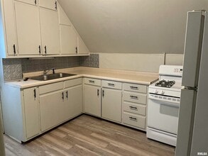 2927 Fair Ave, Unit Upper in Davenport, IA - Foto de edificio - Building Photo