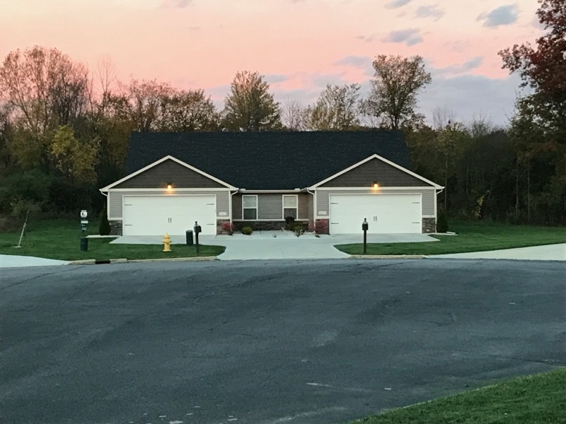 River Oaks Villas in Perrysburg, OH - Foto de edificio