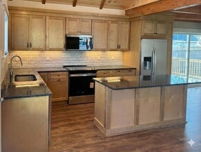 28 Emerald Ave in Hampton, NH - Foto de edificio - Building Photo