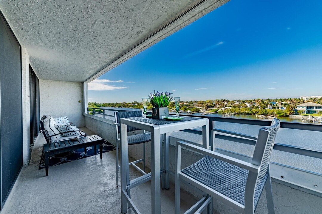 3555 S Ocean Blvd in South Palm Beach, FL - Building Photo