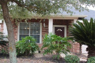 5535 Brookhollow Oaks Trail in Houston, TX - Building Photo
