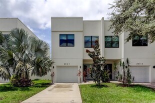 204 N Manhattan Ave in Tampa, FL - Building Photo
