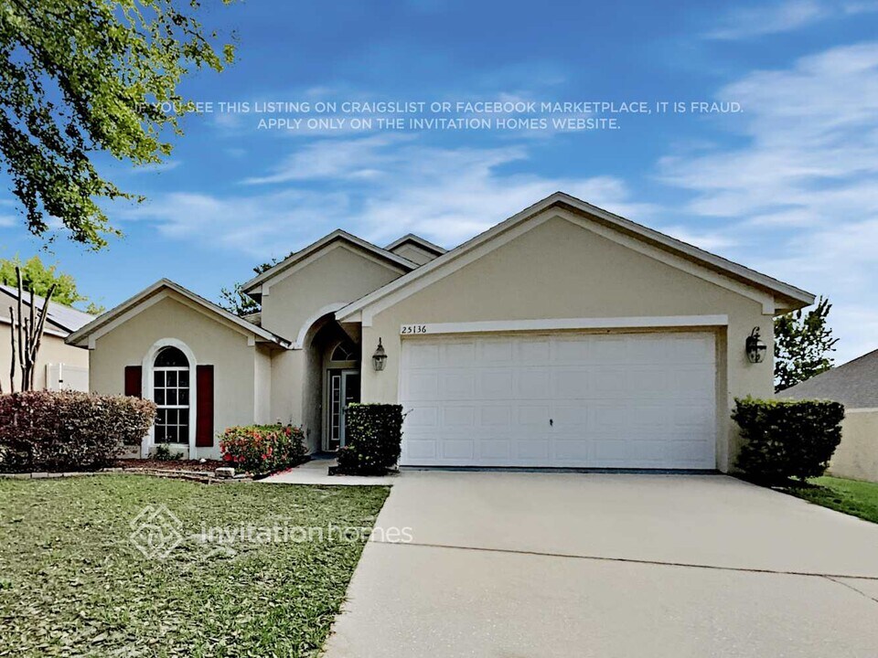 25136 Ironwedge Dr in Sorrento, FL - Building Photo