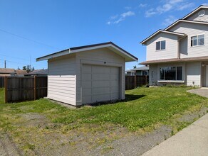 353 E St, Unit B in Blaine, WA - Building Photo - Building Photo