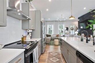 1081 Crest Cir SE in Atlanta, GA - Building Photo - Building Photo