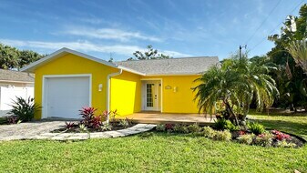 1672 Atlanta Plaza Dr in Sanibel, FL - Building Photo