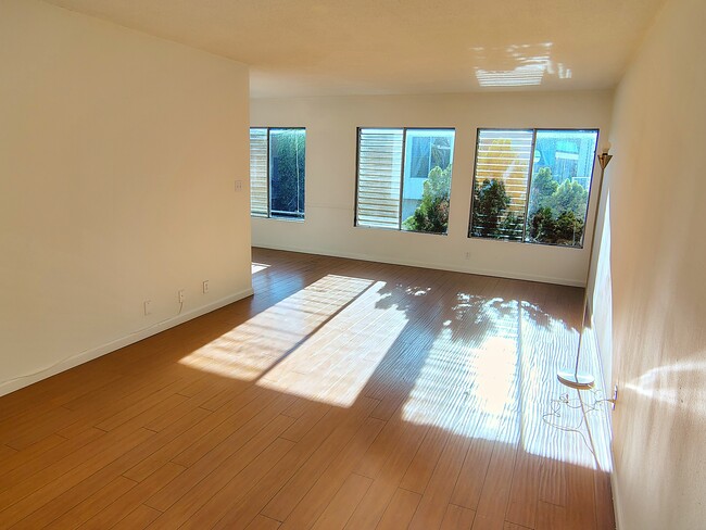 7920 Selma Ave in Los Angeles, CA - Foto de edificio - Building Photo