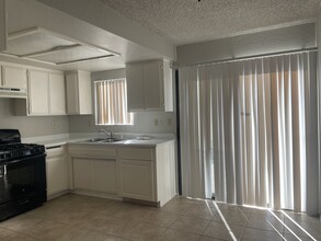 426 E Avenue Q7, Unit 4 in Palmdale, CA - Building Photo - Building Photo