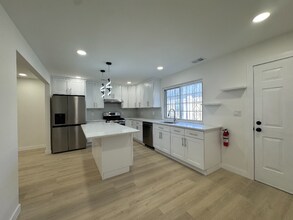 222 Christopher Columbus Dr-Unit -2 in Jersey City, NJ - Building Photo - Building Photo