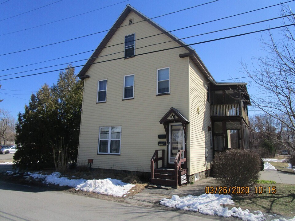 12 Central St in Derry, NH - Building Photo