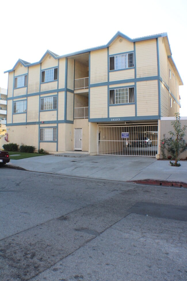 14037 Cerise Ave, Unit 15 in Hawthorne, CA - Building Photo - Building Photo
