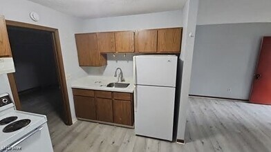 31 Elm St, Unit B2 in Struthers, OH - Foto de edificio - Building Photo