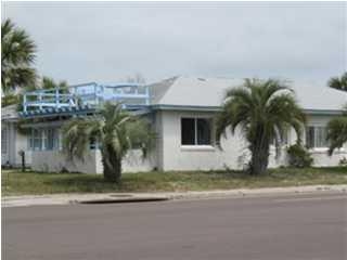 613 Azalea St in Panama City Beach, FL - Foto de edificio