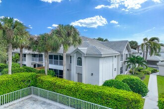 4251 Lake Forest Dr in Bonita Springs, FL - Foto de edificio - Building Photo