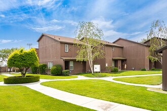Pine Village Condos in Corcoran, CA - Building Photo - Building Photo
