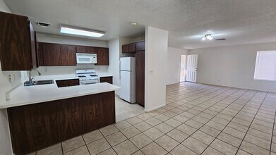 6772 Ledgewood Dr in Las Vegas, NV - Building Photo - Building Photo