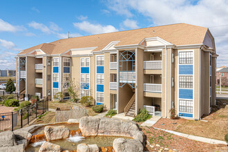 Woodlake Apartments in Kenner, LA - Building Photo - Building Photo