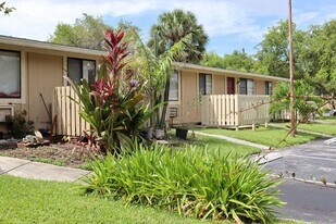 10015 S Nob Hill Cir in Tamarac, FL - Building Photo