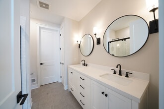 108 Iris Ct in Warren, NJ - Building Photo - Building Photo