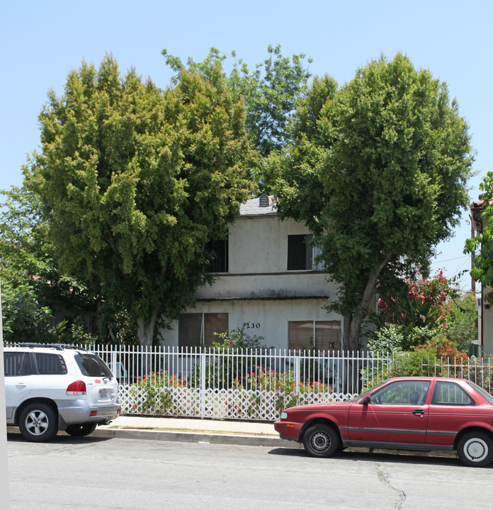 230 E Cedar Ave in Burbank, CA - Foto de edificio