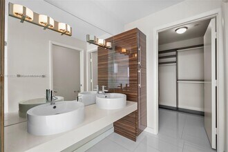 2020 N Bayshore Dr, Unit 1602 in Miami, FL - Building Photo - Building Photo
