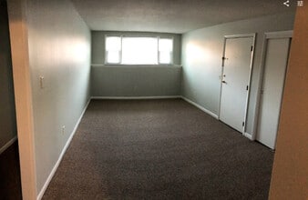 7 Lovefield St in Easthampton, MA - Foto de edificio - Building Photo