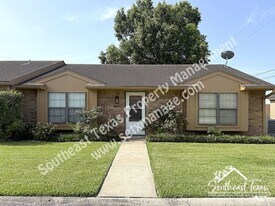 1099 Sunmeadow Dr in Beaumont, TX - Building Photo