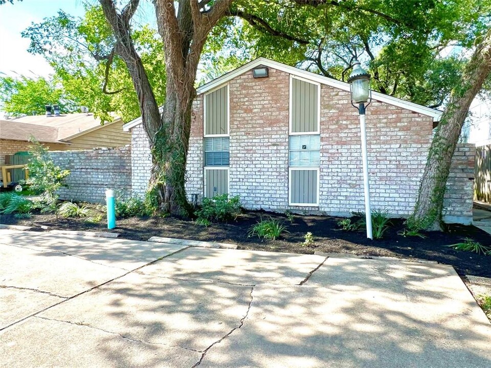 5810 Fairdale Ln in Houston, TX - Building Photo