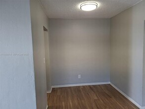 13025 Emerald Dr in North Miami, FL - Foto de edificio - Building Photo